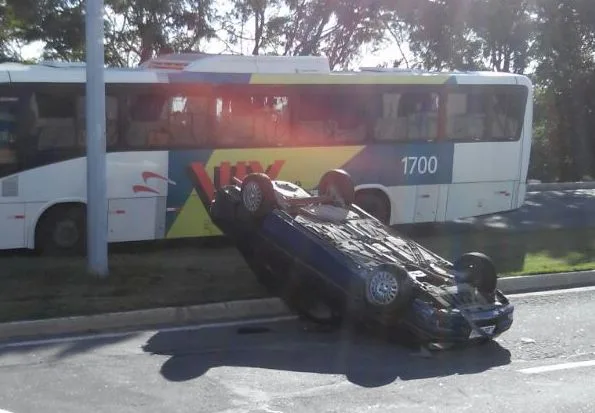 De rodas para o ar: carro capota em rodovia da capital capixaba