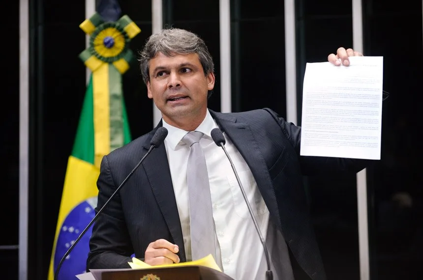 Debate sobre política econômica não pode ser samba de uma nota só, diz senador