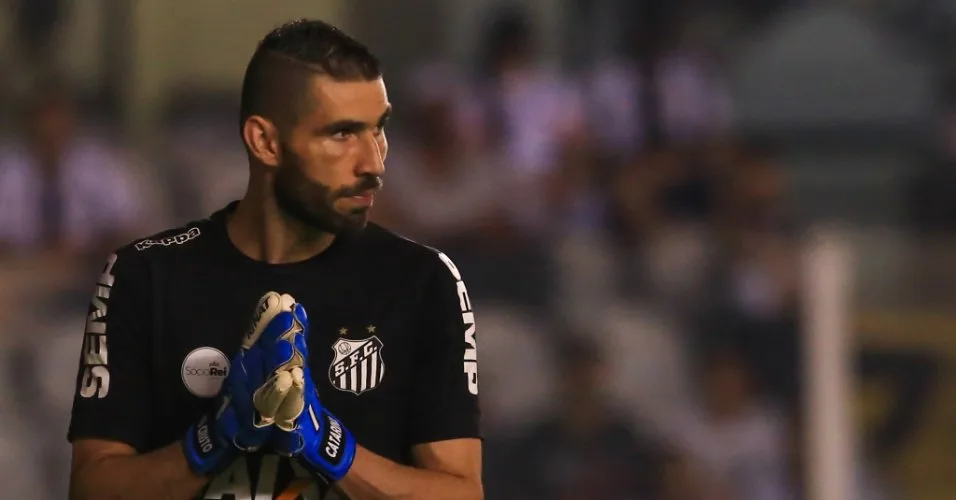 No 200º jogo de Vanderlei, Santos confia na regularidade do goleiro contra crise