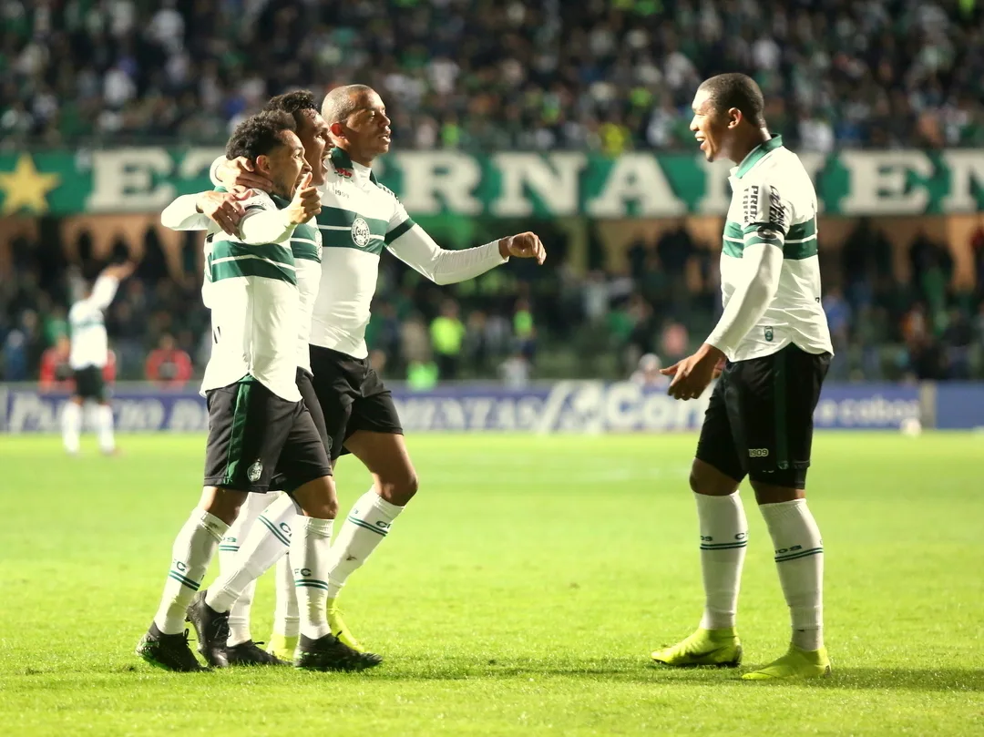 Coritiba vence Brasil de Pelotas por 2 x 0 e segue na vice-liderança da Série B