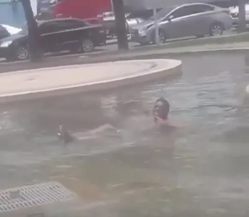 VÍDEO | Tentando fugir do calor, homem se diverte tomando banho em chafariz na Serra