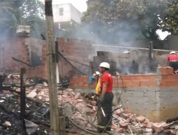 Incêndio destrói duas casas em bairro de Cariacica