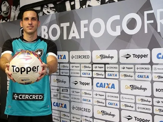 Gatito Fernández chega ao Botafogo e já projeta disputa com Jefferson