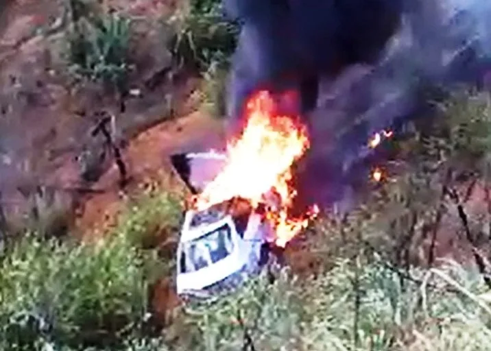 Carro pega fogo após batida e motorista morre em Colatina