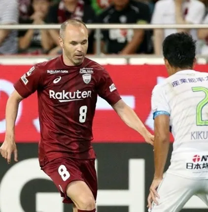 Iniesta e Fernando Torres estreiam com derrota por suas equipes no Japão
