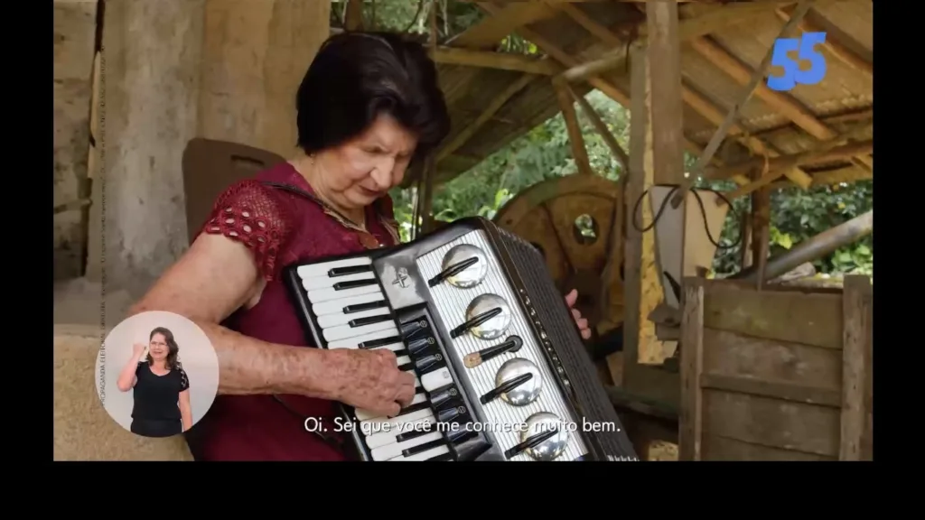 Terezinha Busato toca sanfona em propaganda de Guerino Terezinha Busato toca sanfona em propaganda de Guerino