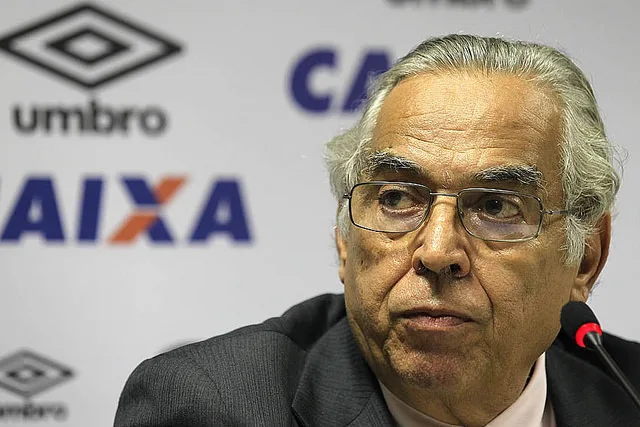 Eurico renova contrato com Rodrigo e alfineta Fred: 'Gosto de aposentados'