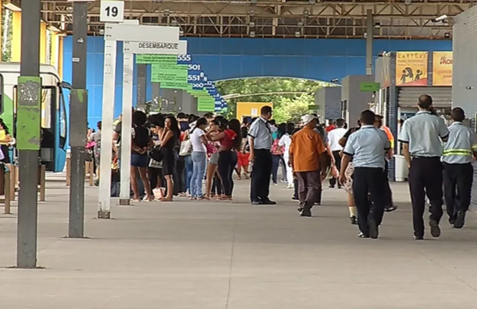 Jovem baleado na cabeça pega carona em ônibus para fugir da morte em Vila Velha