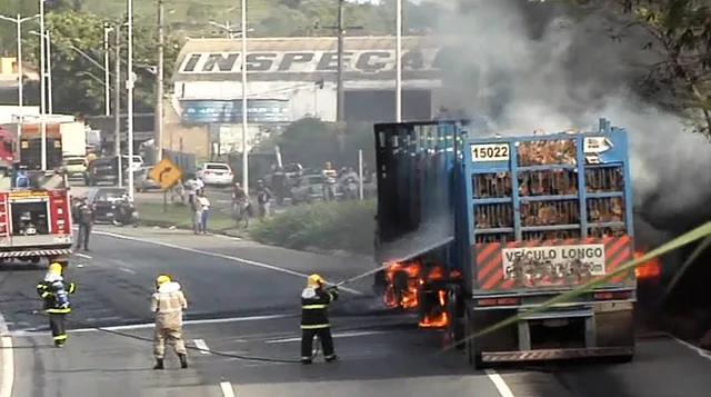 Carreta carregada de madeira pega fogo e interdita Rodovia do Contorno em Cariacica