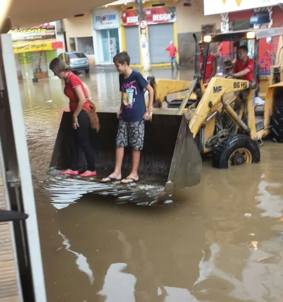 Chuva derruba muros e causa alagamentos em bairros da Grande Vitória