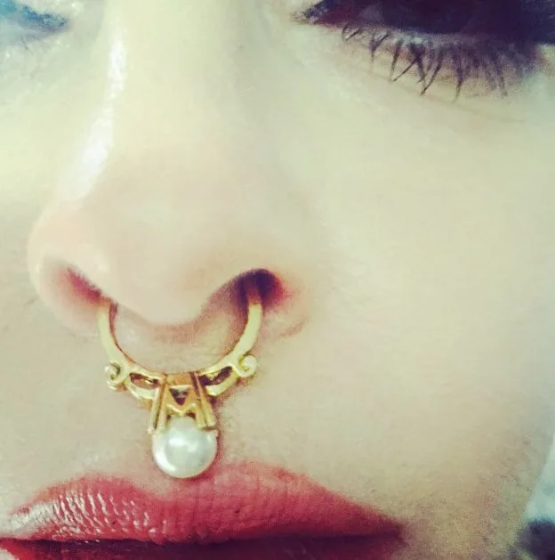 Madonna coloca piercing com pérola no nariz