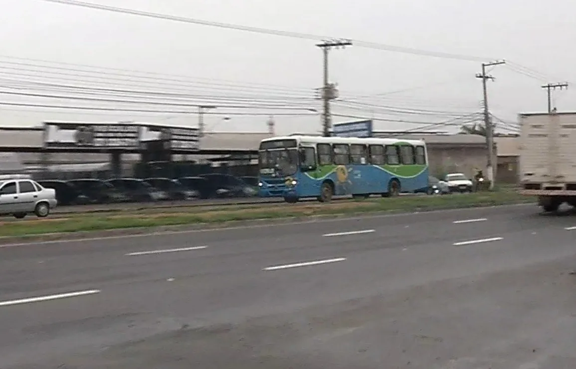 Homem é detido por passageiros após tentativa de assalto em ônibus do Transcol, em Vila Velha