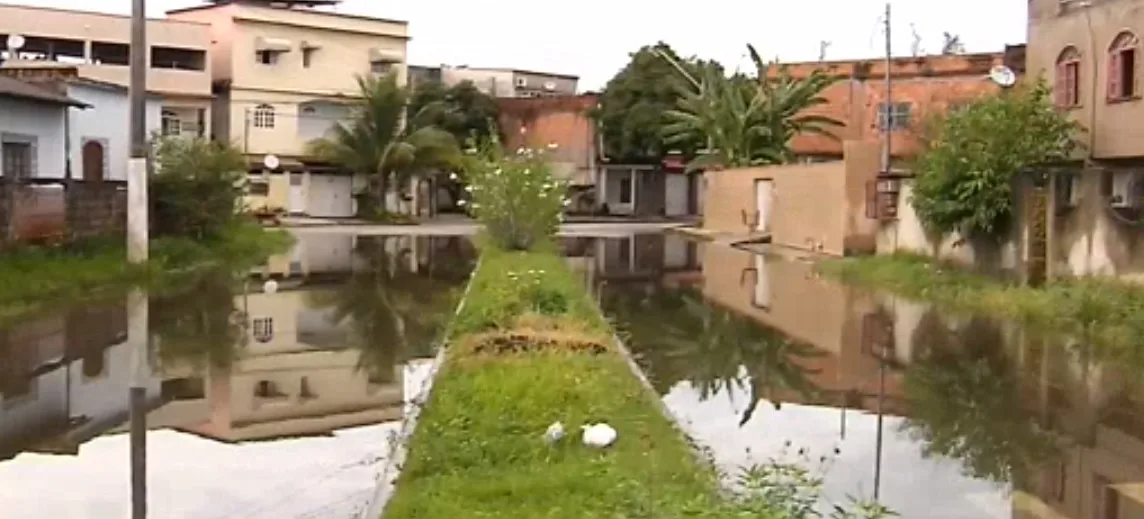 Bairro de Vila Velha continua alagado dois dias após chuva forte