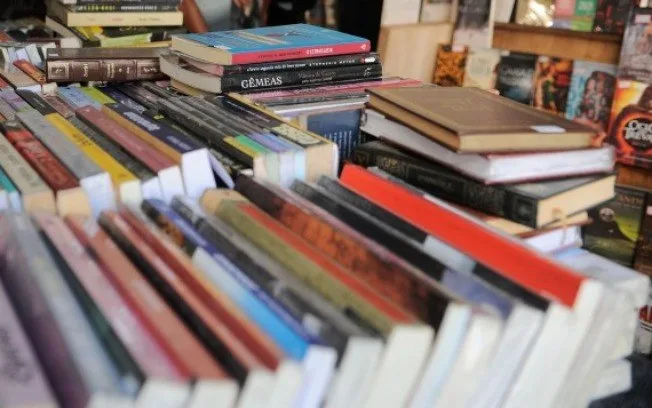 Compra de 97 mil livros sem licitação é suspensa pelo Tribunal de Contas do Estado