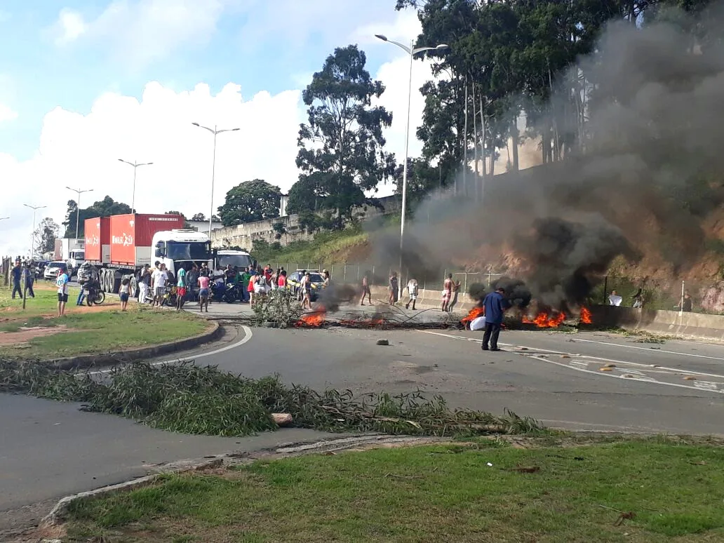 Protesto de moradores interdita Rodovia do Contorno, em Cariacica