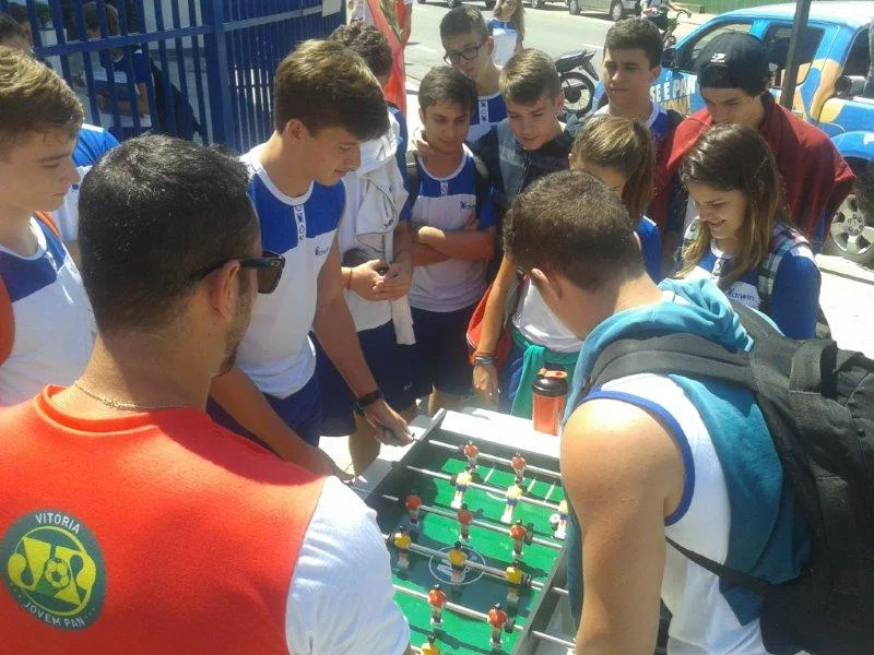 Jovem Pan distribui ingressos para jovens conhecerem a taça da Copa do Mundo