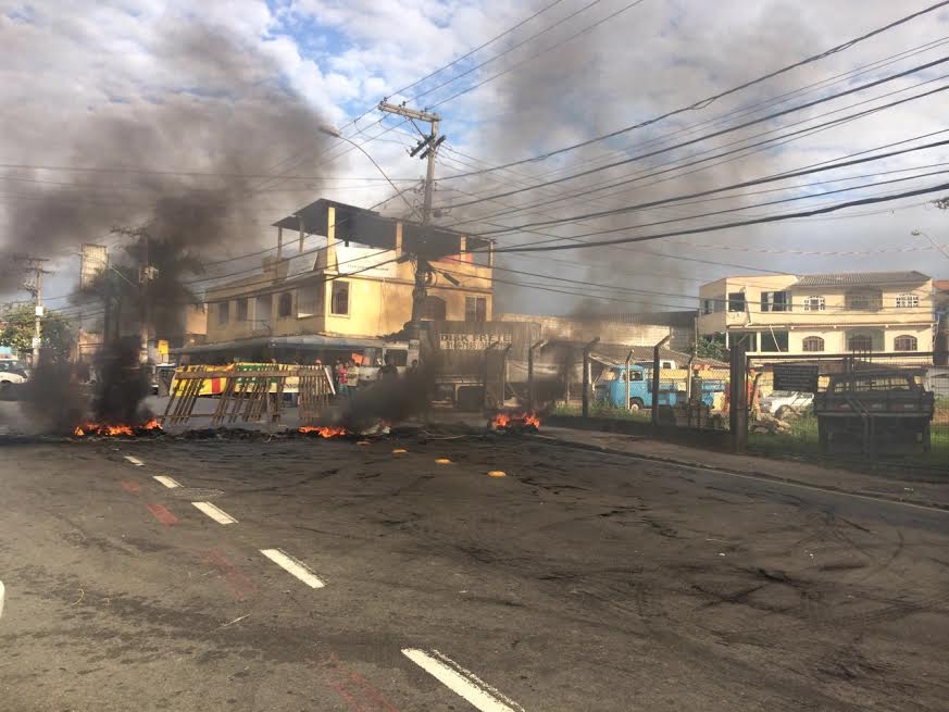 Manifestantes fecham os dois sentidos da Serafim Derenzi e trânsito fica complicado em Vitória