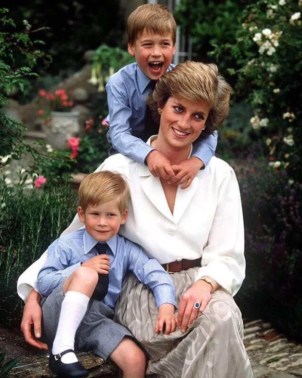 Príncipe William posta foto com Diana e príncipe Harry no Dia das Mães britânico