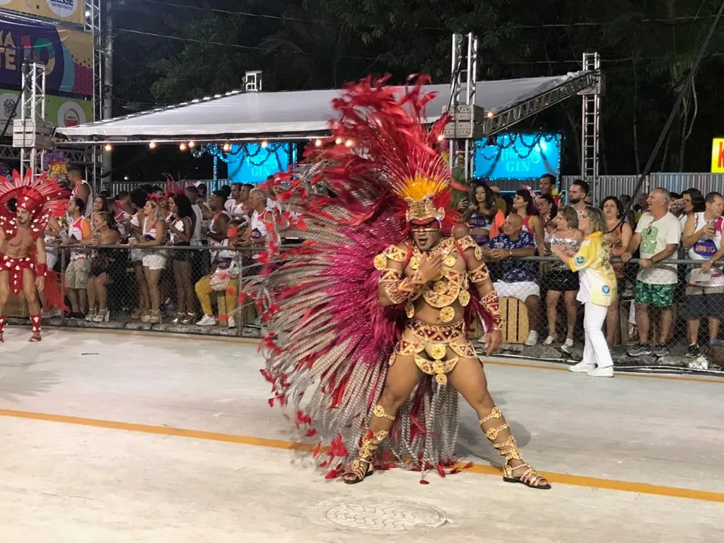 Com brilho nas fantasias e fé no enredo, Piedade encanta o público, mas enfrenta problemas