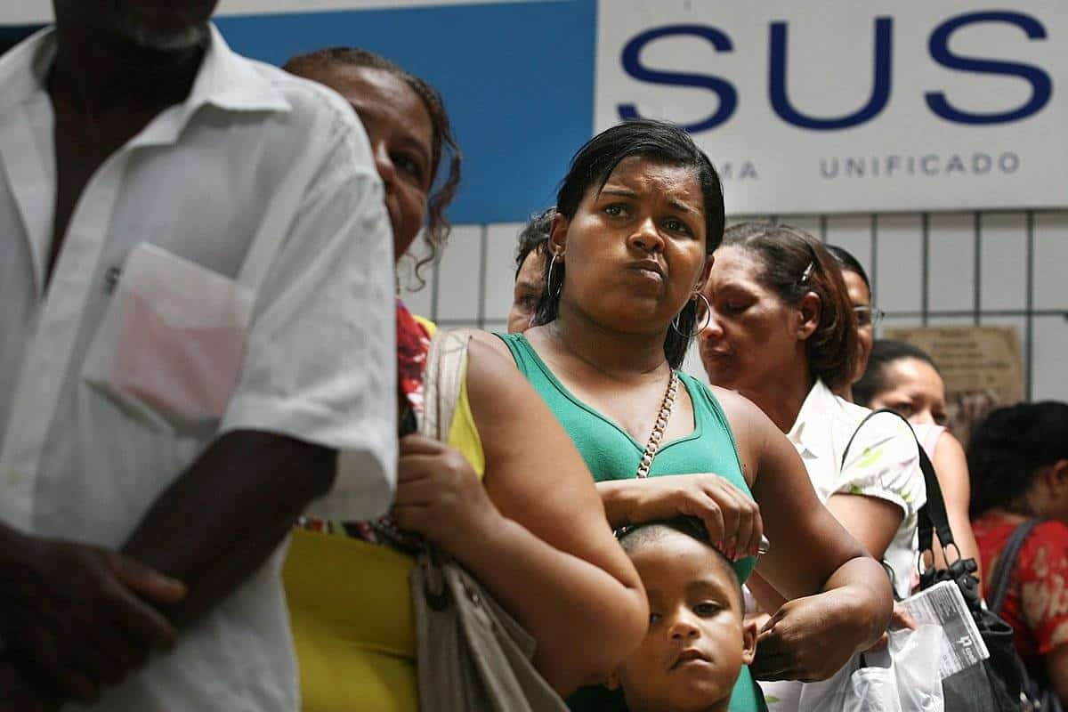 Brasil, Salvador, BA. 04/10/2011. Pacientes aguardam atendimento médico no Hospital Obras Sociais Irmã Dulce, em Salvador, na Bahia. Os hospitais filantrópicos da capital baiana estavam sem receber a verba do SUS (Sistema Único de Saúde) havia quase 4 meses, impossibilitando um bom atendimento ao cidadão. - Crédito:Raul Spinassé/AGÊNCIA A TARDE/AE/Codigo imagem:97170