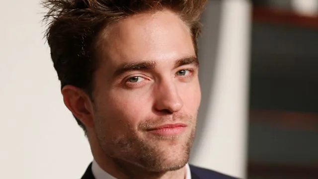 Robert Pattinson usa look bizarro em evento e é comparado com personagem de Star Wars