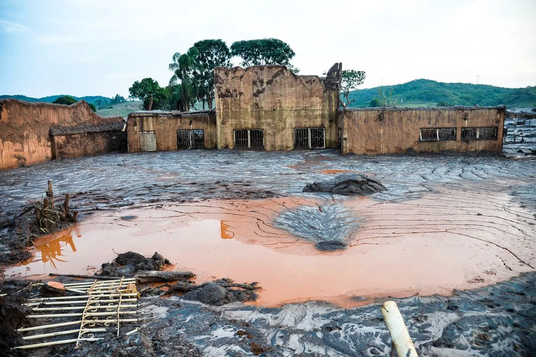 Mariana (MG) – Rompimento de duas barragens da mineradora Samarco na última quinta-feira (5). Em meio ao cenário de muita lama, barro e destruição, o que restou lembra uma cidade fantasma (Antonio Cruz/Agência Brasil)