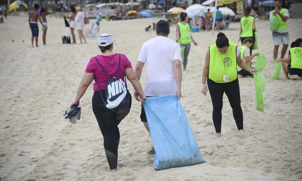 Ambientalistas, voluntários e estudantes participam da ação global que marca o Dia Mundial de Limpeza nas praias do Rio de Janeiro.