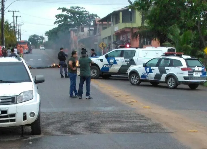 Moradores fecham rodovia em Itapemirim para exigir entrega de casas populares