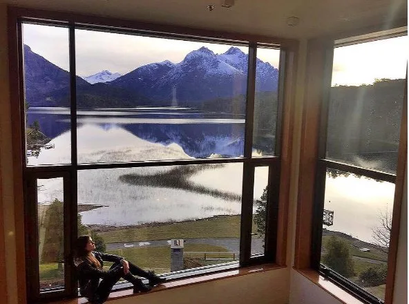 Camila Queiroz compartilha clique em Bariloche e fãs comparam com foto de Klebber Toledo