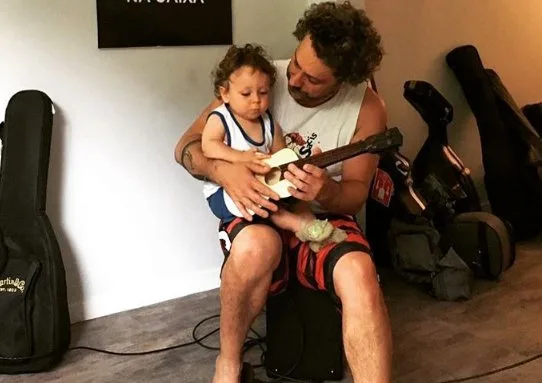 Alexandre Nero ensina o filho a tocar instrumento