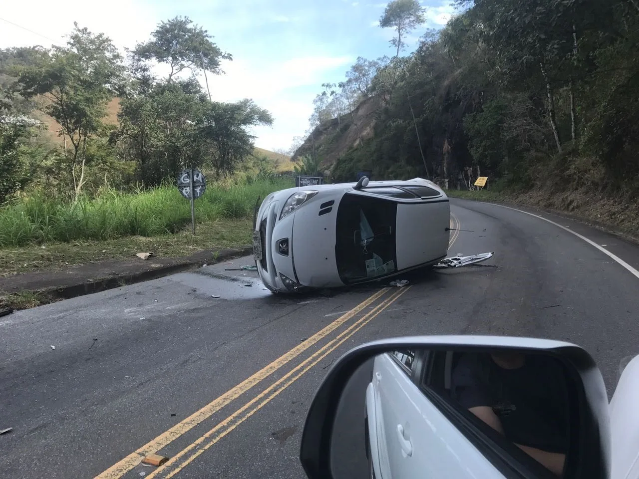 Motorista sai ileso após capotar com veículo na Rodovia ES 164 em Vargem Alta