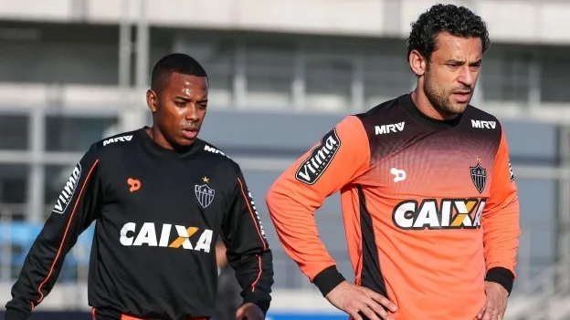 Micale conversa com Fred e Robinho e confirma atacantes no banco do Atlético-MG