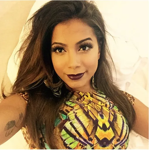 Anitta anuncia show no Baile da Vogue