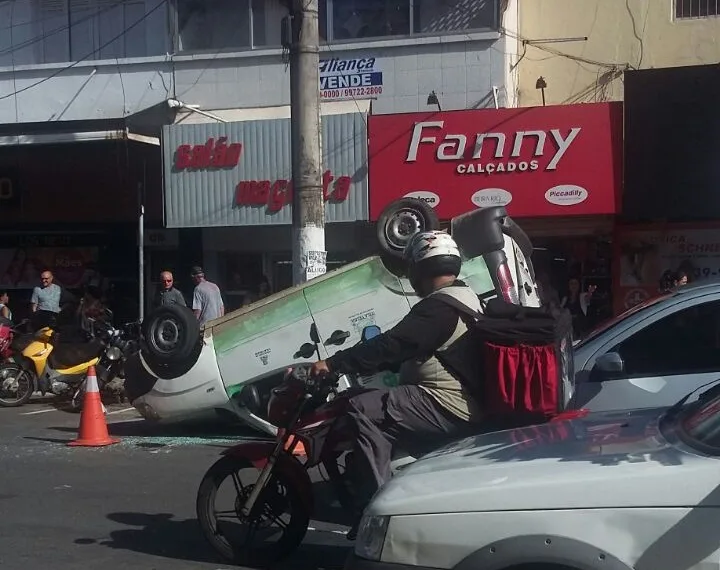 Ambulância capota e pelo menos uma pessoa fica ferida após acidente em Vila Velha