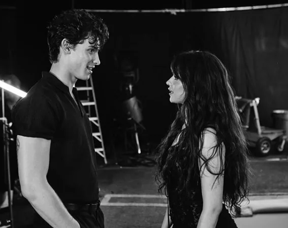 Novo Casal! Shawn Mendes e Camila Cabello são Flagrados aos beijos em passeio na Califórnia