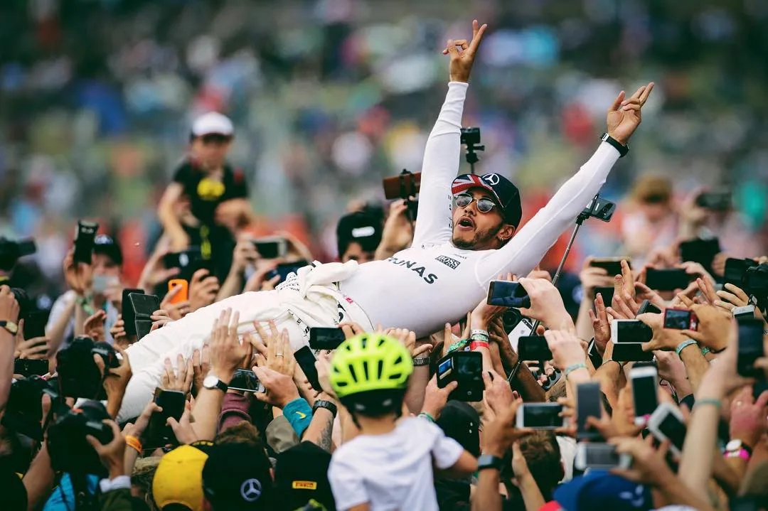 Hamilton vence na Inglaterra de ponta a ponta e reduz vantagem de Vettel na F-1