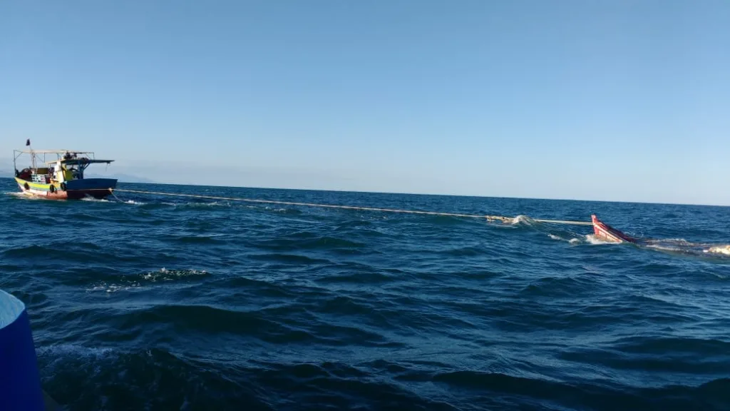 Pescadores são resgatados após naufrágio de barco em Marataízes