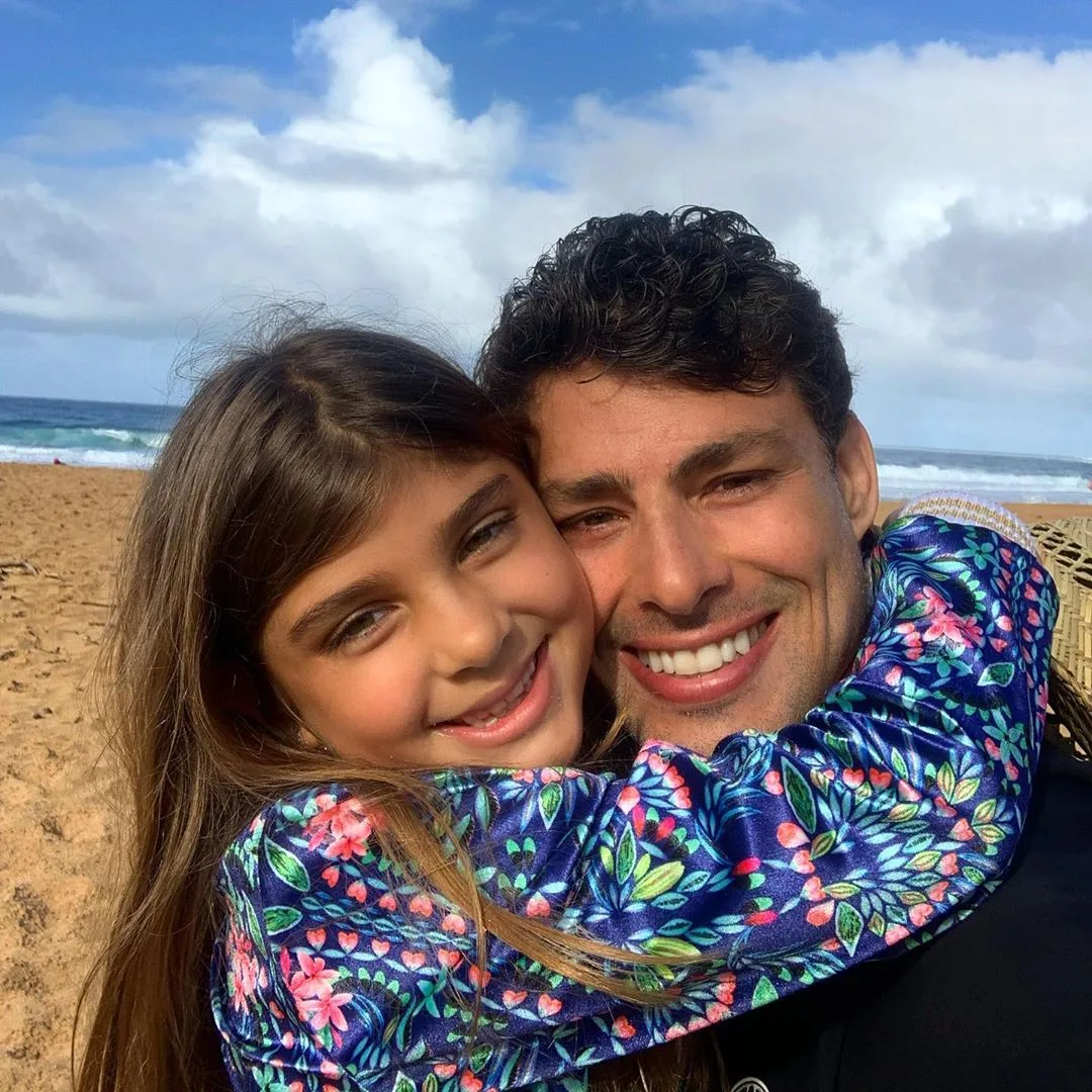 Cauã Reymond fala sobre convivência com a filha: 'Deixo o celular de lado em várias ocasiões'