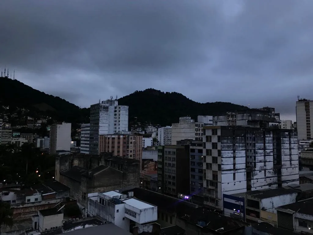 Frente fria avança sobre o Espírito Santo e provoca chuva e trovoadas