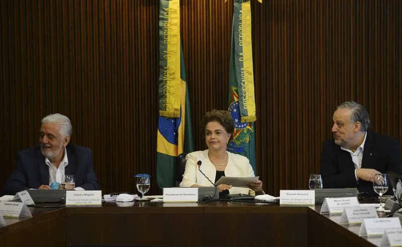 Brasília – Presidenta Dilma Rousseff durante reunião com o Comitê de Articulação Federativa e representantes das associações estaduais de municípios (José Cruz/Agência Brasil)