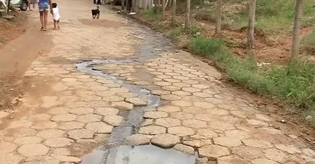 Moradores do bairro Canaã sofrem com buracos na rua, esgoto e barranco caindo