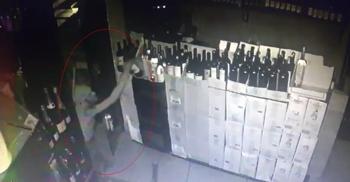 Trio arromba loja de vinhos em Jardim da Penha e leva R$ 6 mil em bebidas