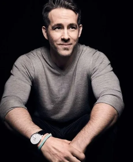 Ryan Reynolds assume novo visual na quarentena e implora para fã não assistir a um de seus filmes