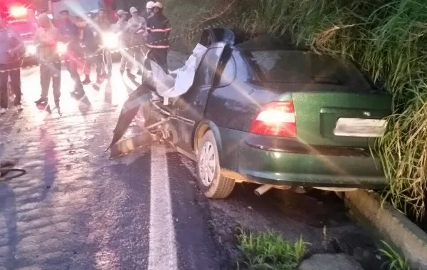 Motorista morre em grave acidente com carretas e BR 262 é interditada em Domingos Martins