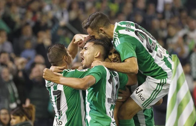 Betis marca no fim, vence e ultrapassa o rival Sevilla na luta pela Liga Europa