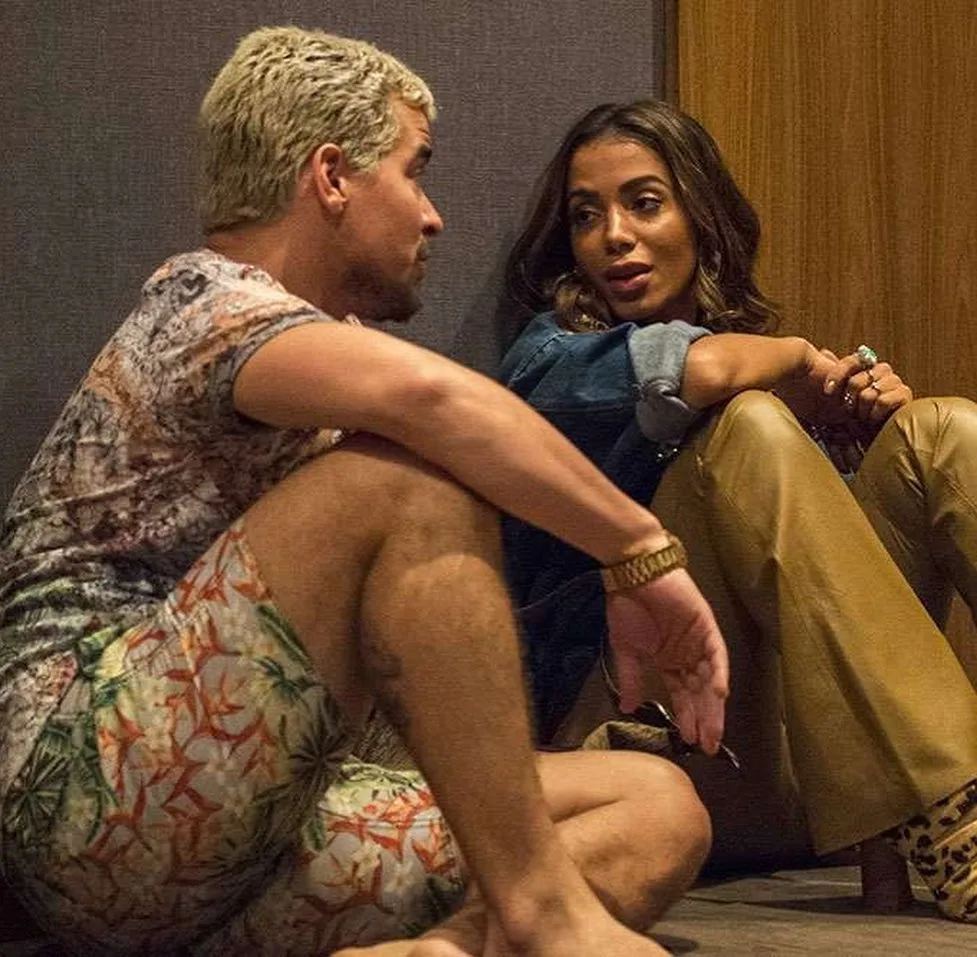 Anitta estreia em novela, web vai à loucura, Thiago Martins se derrete pela cantora e ela retribui