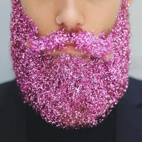 Enfeitar a barba com glitter é a nova tendência entre os homens