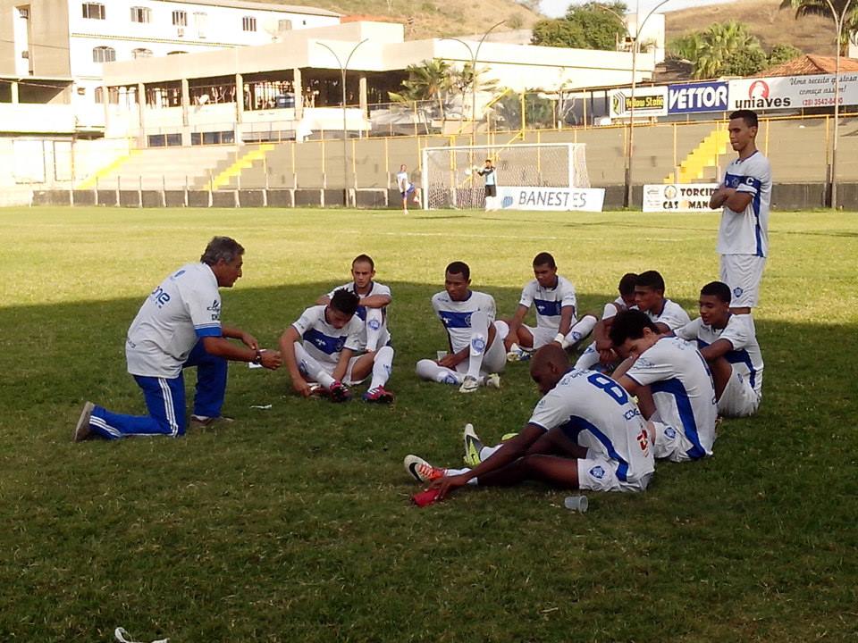 Com sete gols, Castelo arrasa o Vitória e deixa a lanterna