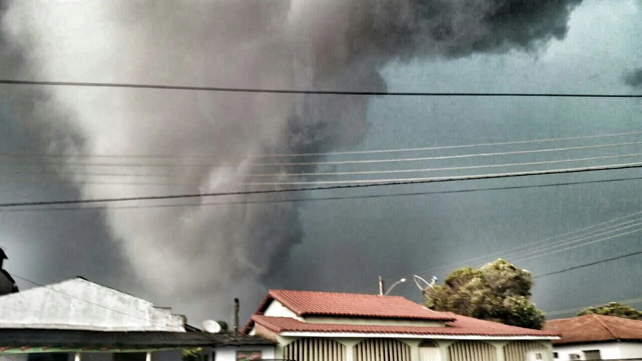 Formato de tornado em nuvens após temporal intriga moradores de Conceição da Barra