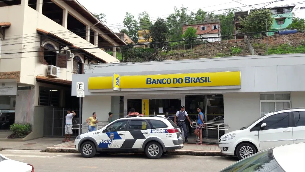 Vândalos usam buraco do ar condicionado para invadir banco no Sul do Estado